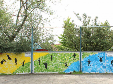 Bunte Außenmauer Kindergarten